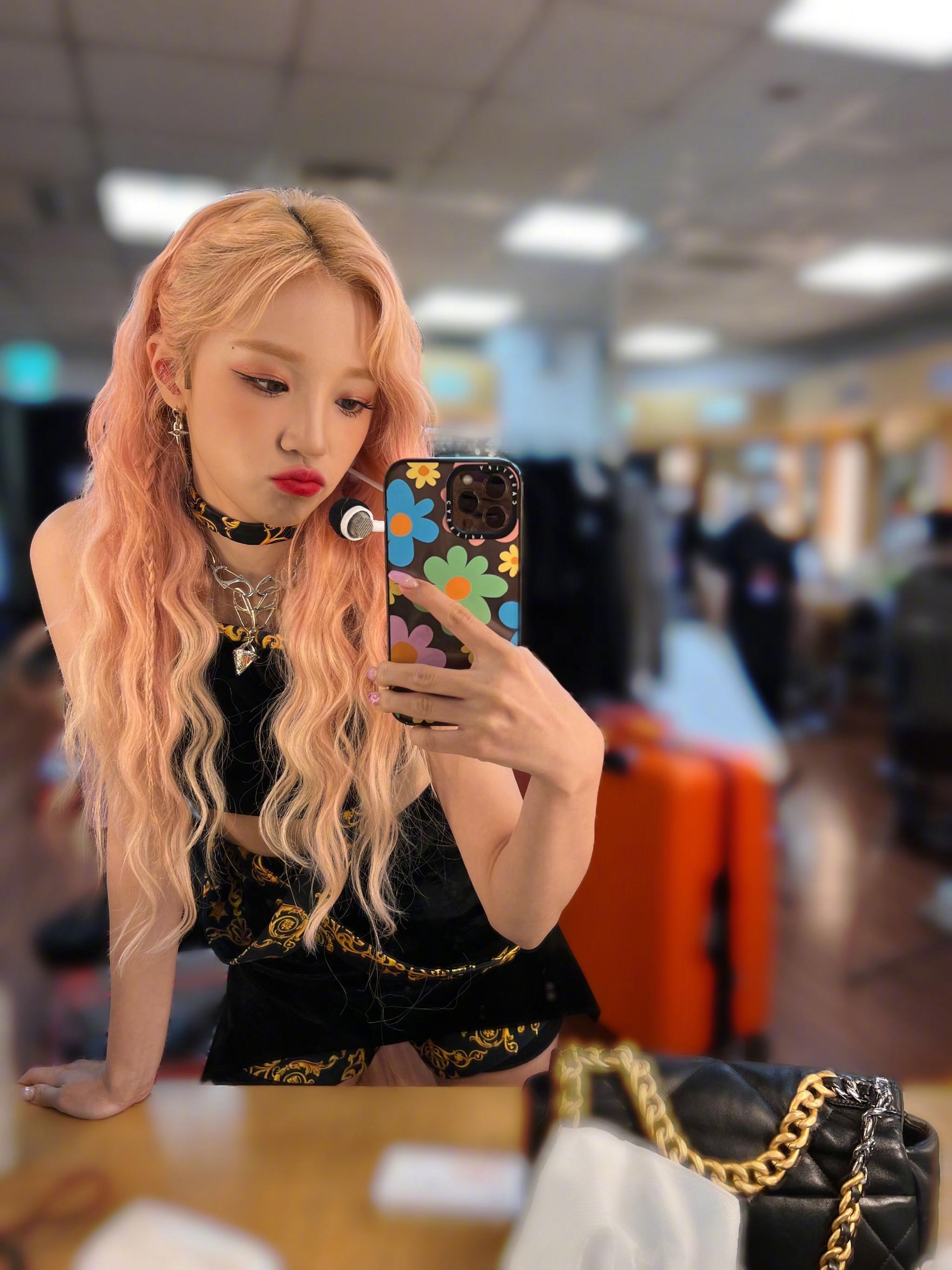 宋雨琦对镜自拍六宫格 粉发真的很好看啊～美亖我辣__财经头条