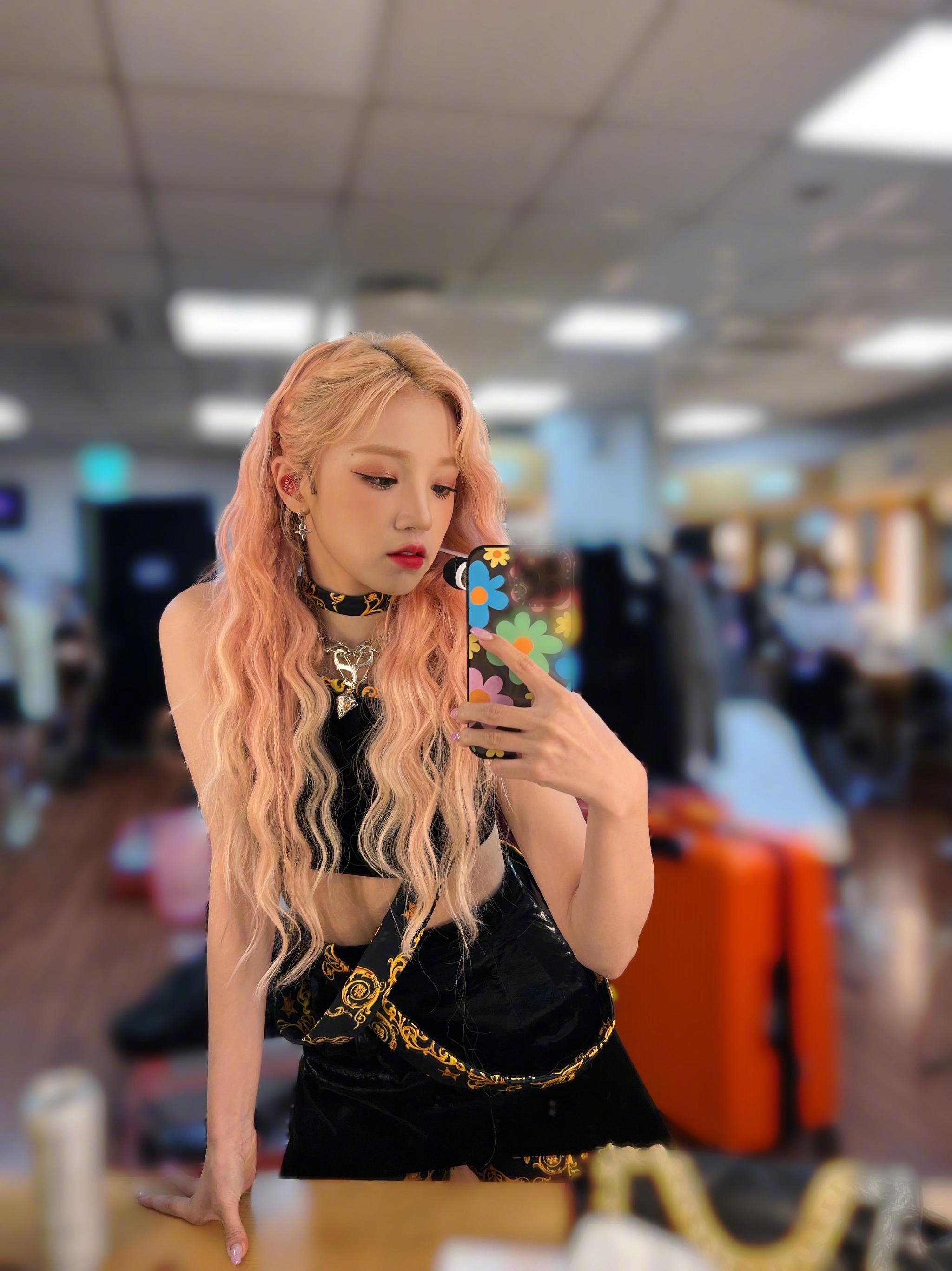 宋雨琦对镜自拍六宫格 粉发真的很好看啊～美亖我辣__财经头条