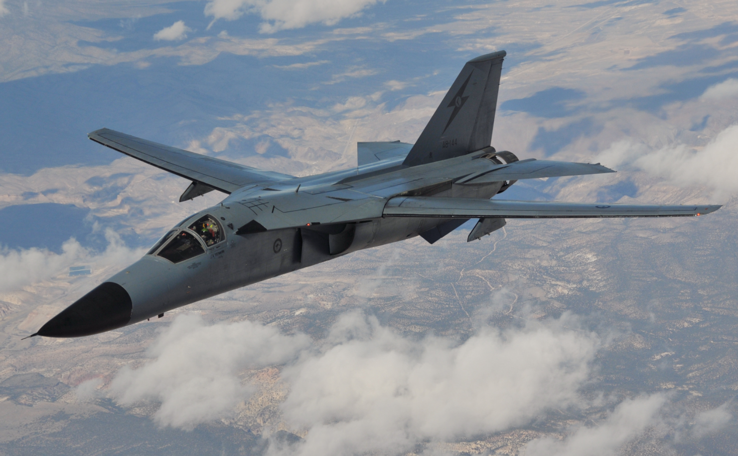 美军f-111战机,曾在实战中屡立战功,被视作"死亡之啸"!