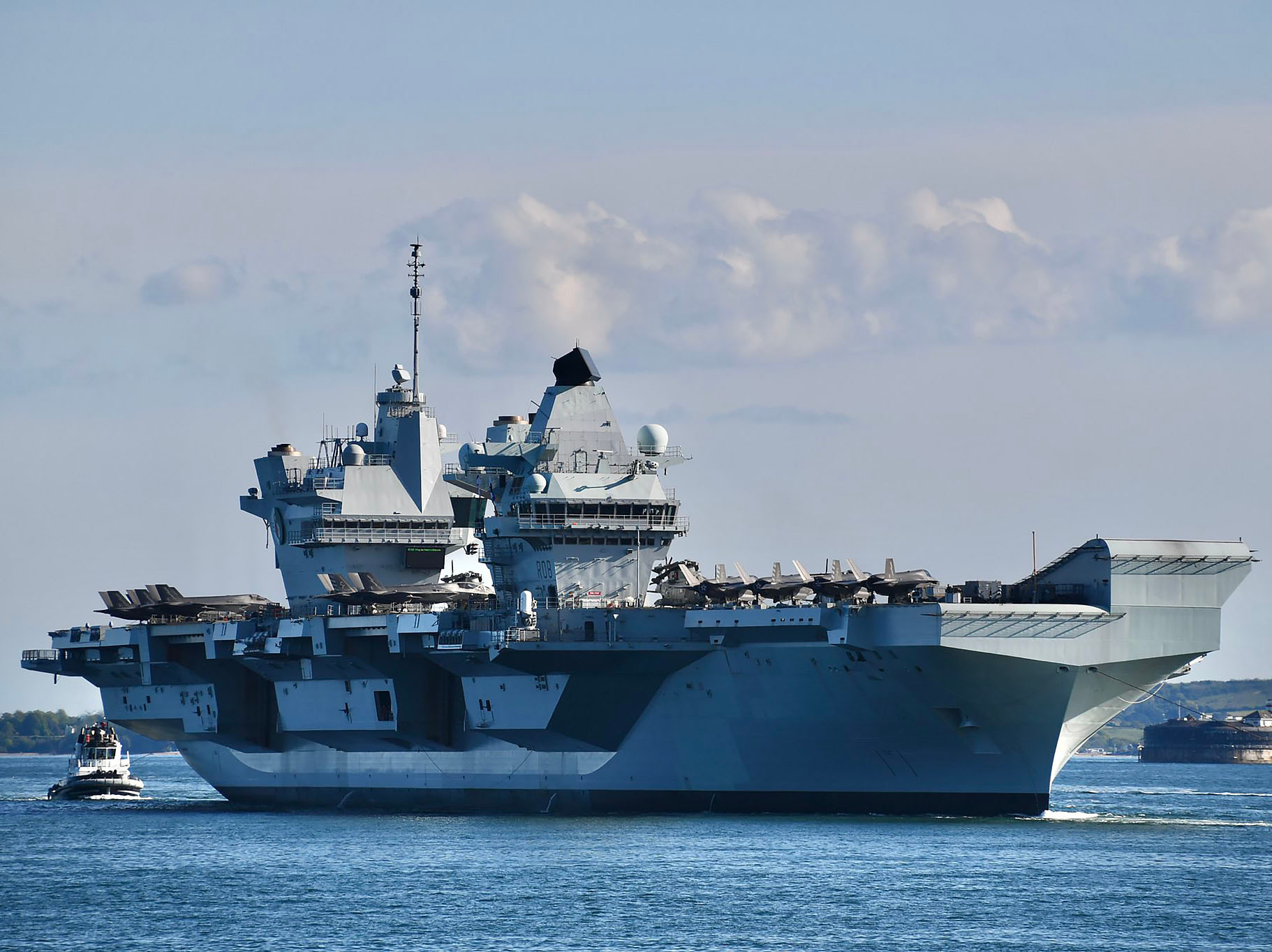 英国皇家海军伊丽莎白女王号航空母舰首次携带战机进驻朴茨茅斯_高清