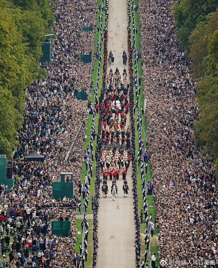 梅根也太装了！在女王葬礼上都要哭得漂亮，夏洛特公主才是真伤心休闲区蓝鸢梦想 - Www.slyday.coM