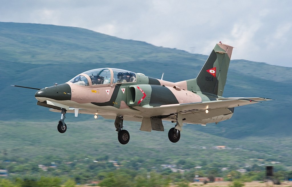 k-8系列教练机名气强于枭龙,远销亚非多国,以性能凸显强大实力