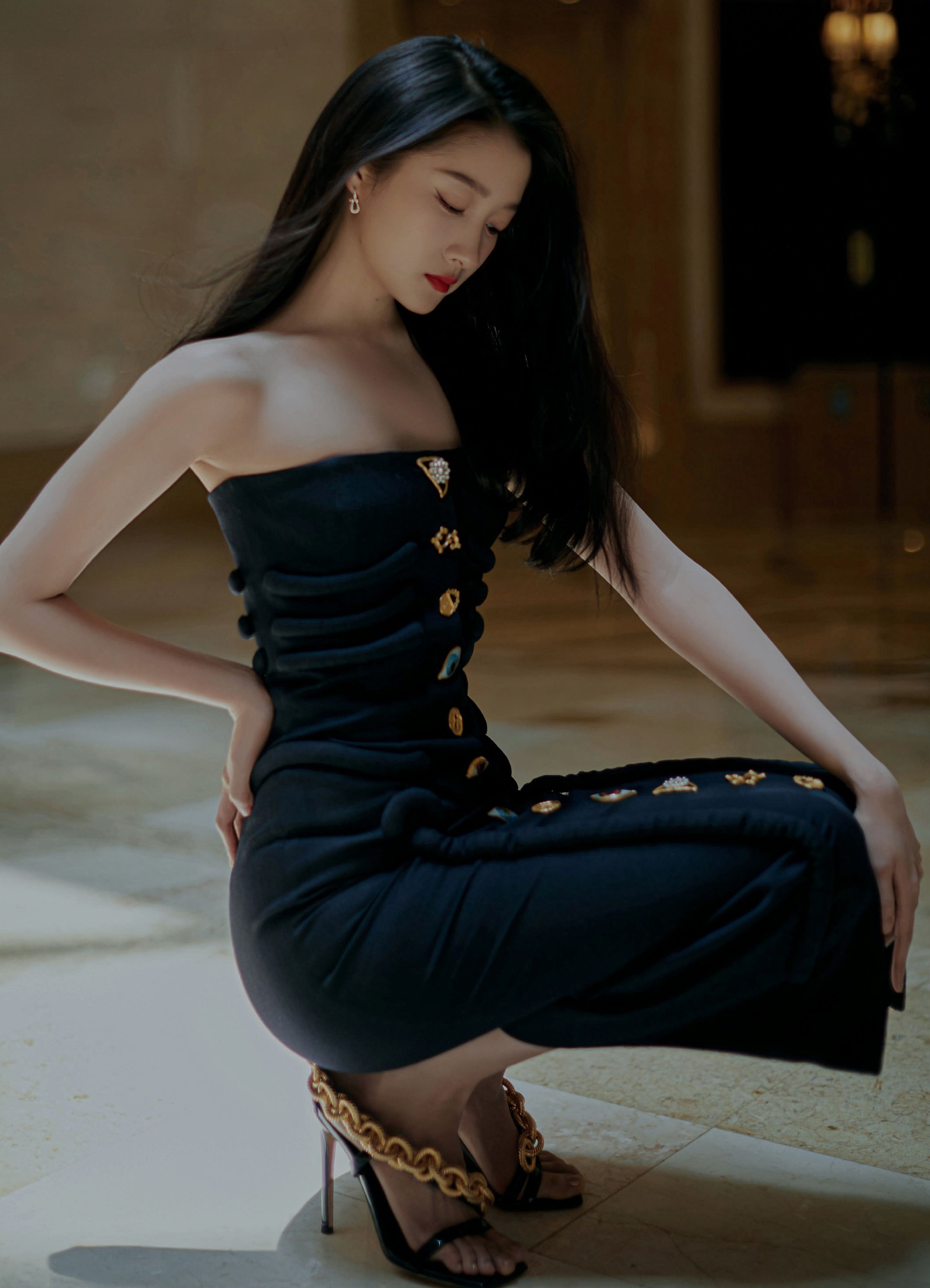 盘点蹲着拍照的女明星们 大家喜爱谁的风格__财经头条