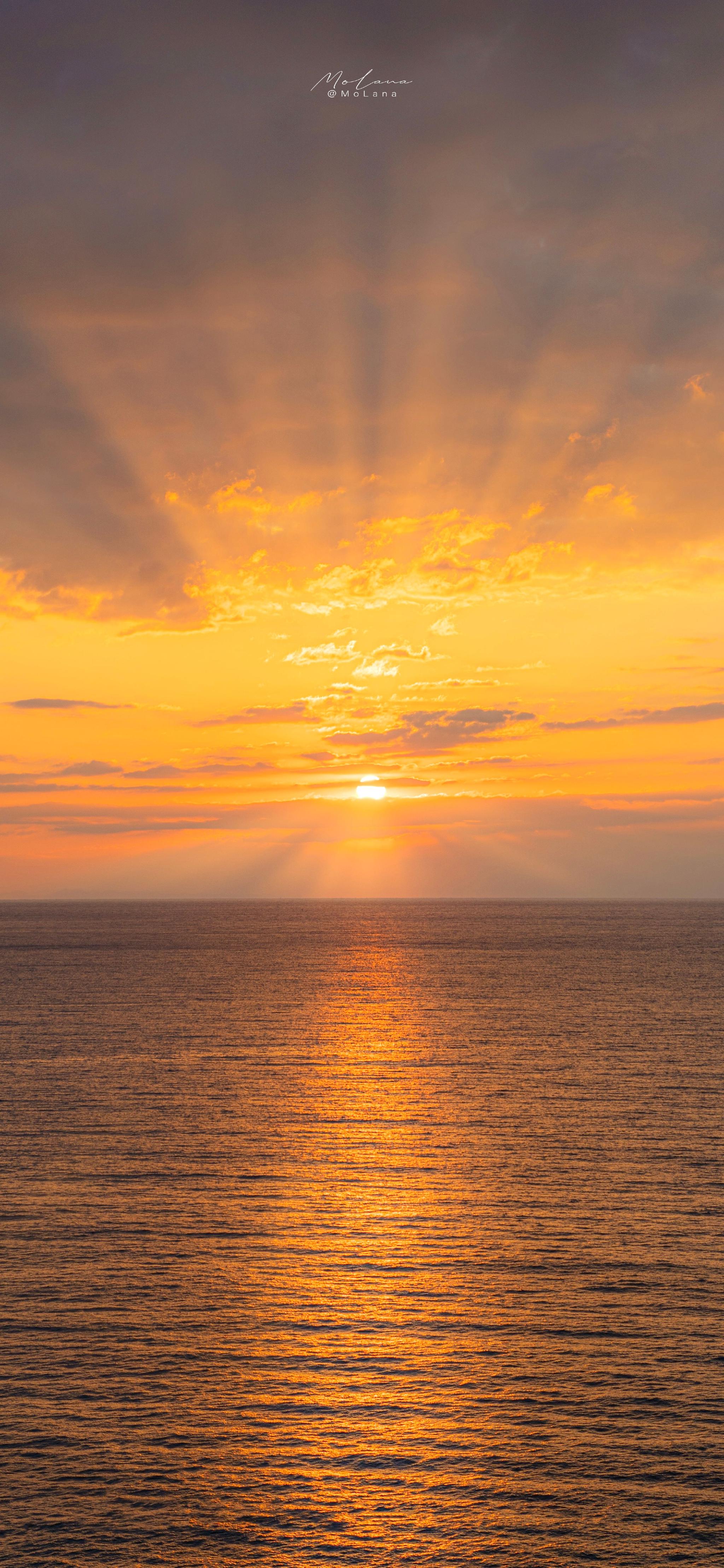 落日沉溺于橘色的海 晚风沦陷于赤诚的爱 摄影__财经头条