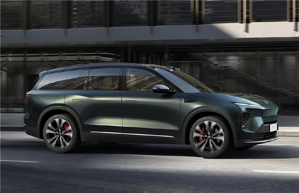 在2022 nio day上,全新一代蔚来es8正式发布并公布售价,其中普通版es8