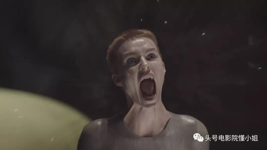 在《异星灾变》里,母亲常常做出一个被钉十字架的动作,她在剧中,最后