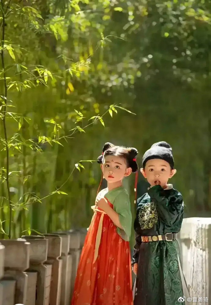 最近,一组金童玉女的照片走红网络,引起了不少网友热议……_高清图集