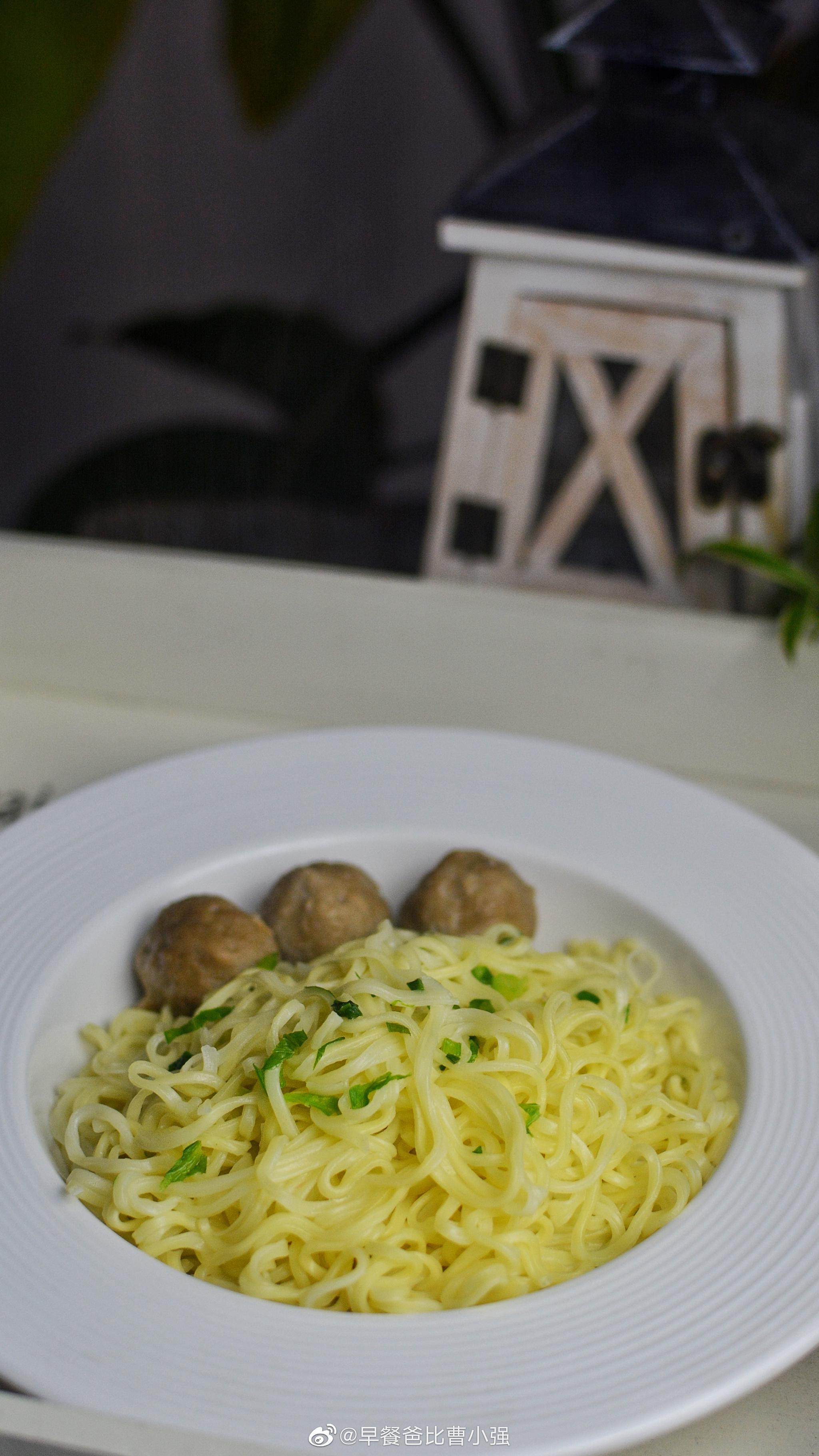 今天早餐 天气无比晴朗 气温着实冰冻 鸡汁牛肉丸拌面