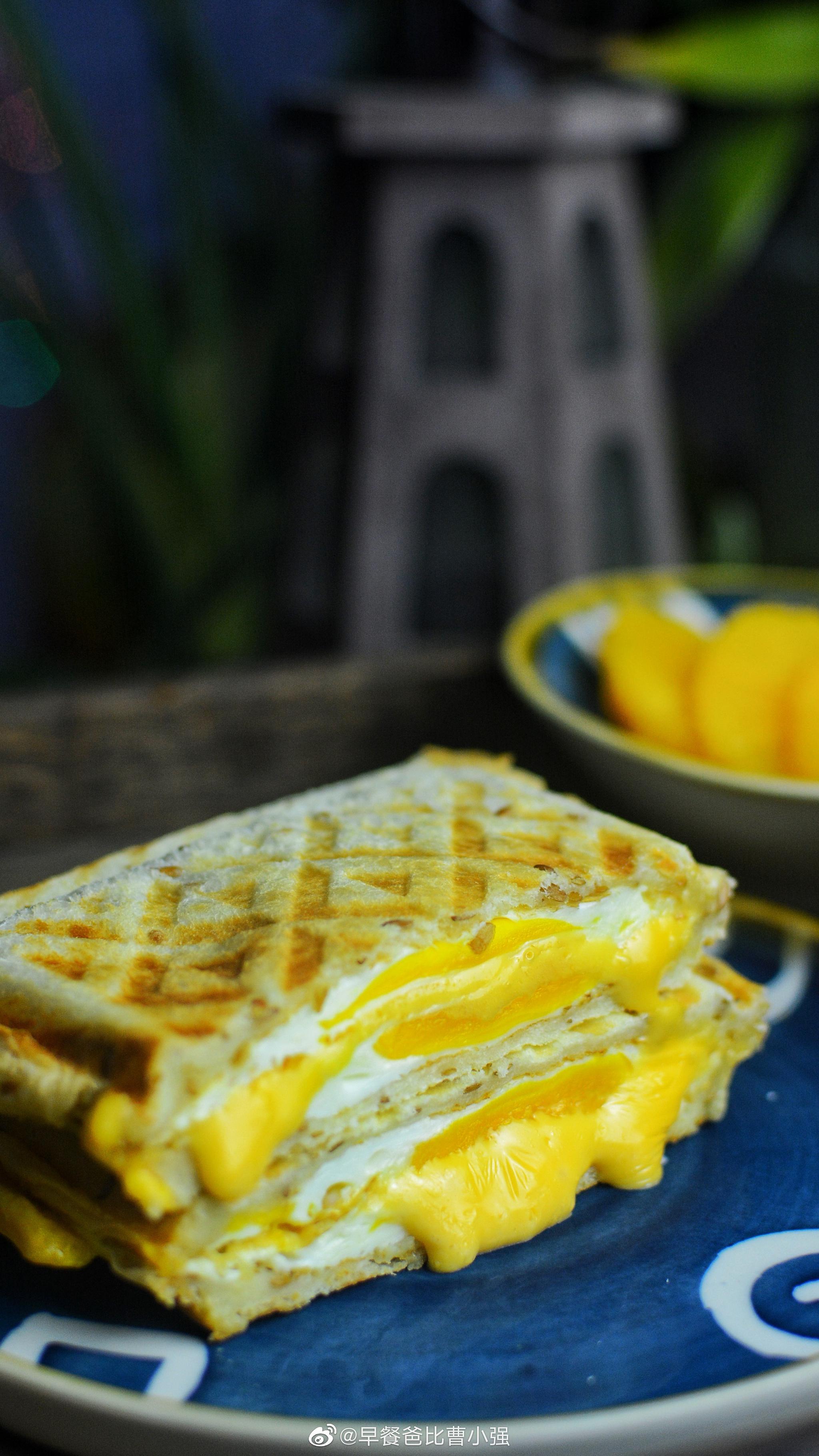 今天早餐 腊八粥 热压鸡蛋芝士三明治 橙子 大家早安 腊八节安康