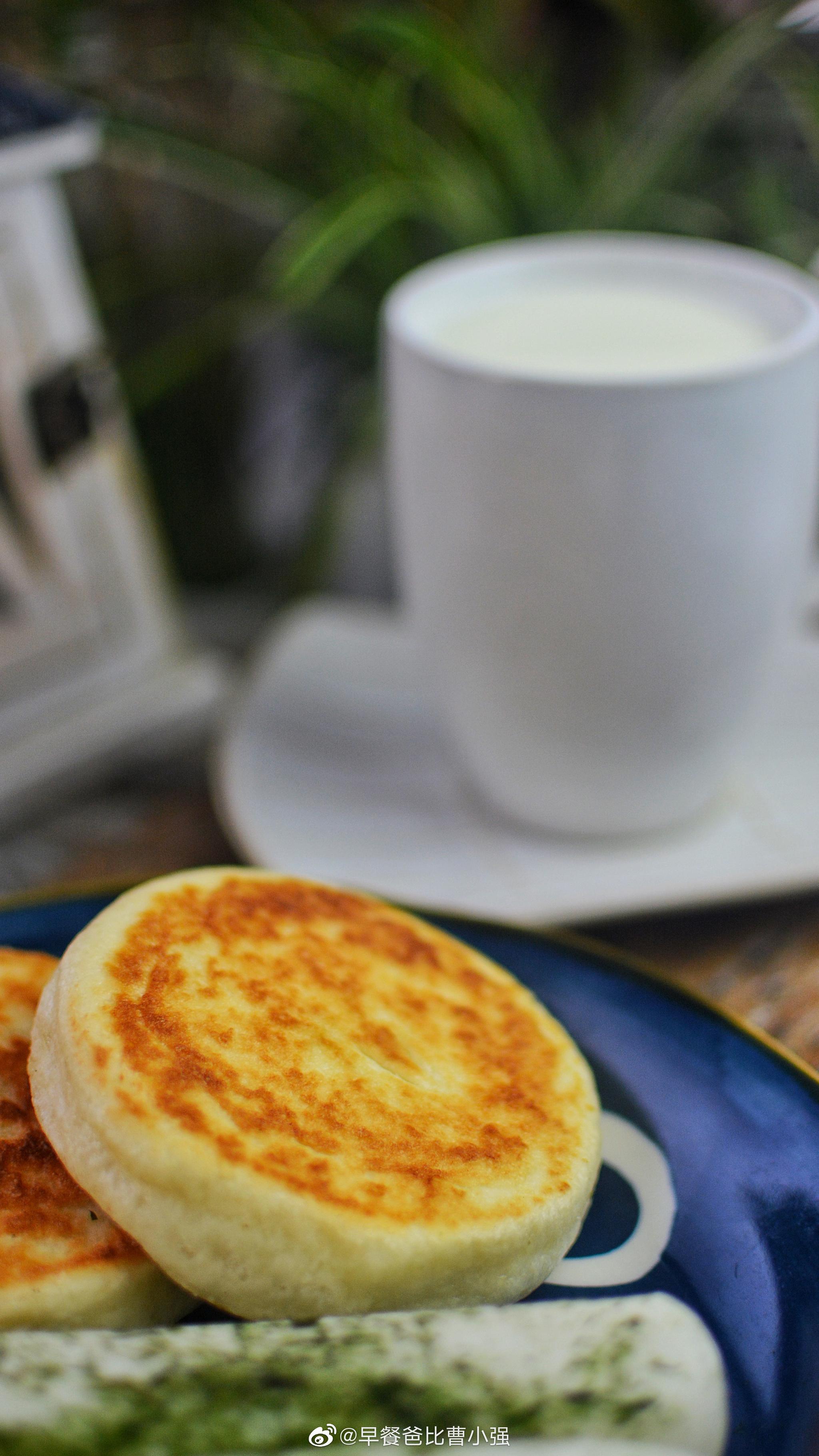 今天早餐 难得阳光好天气 芹菜牛肉馅饼 苔菜煎年糕 白煮鸡蛋