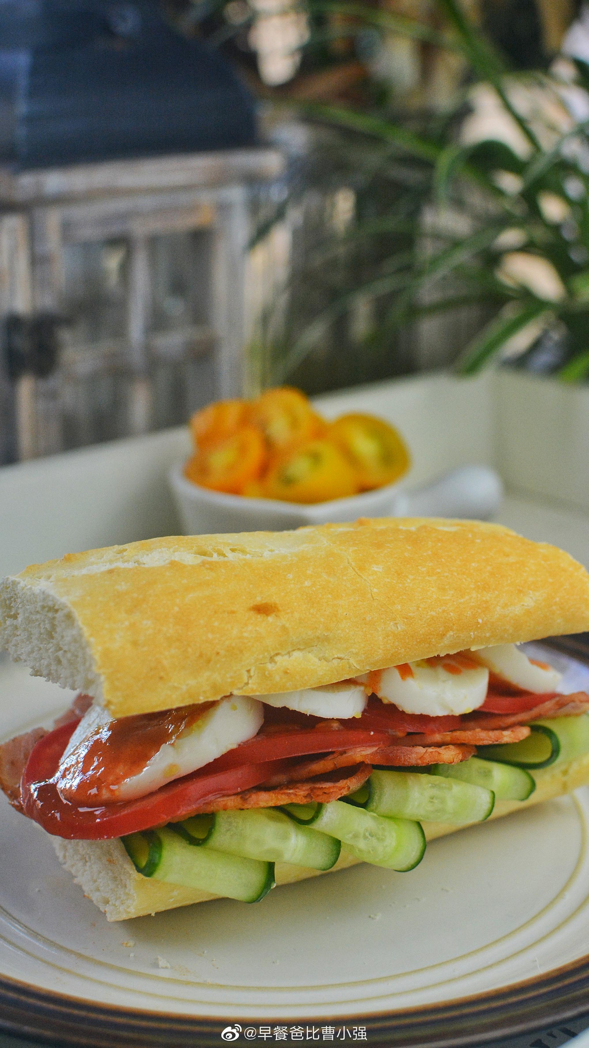 今天早餐 法棍三明治 牛奶来一杯 大家早安 周二愉快