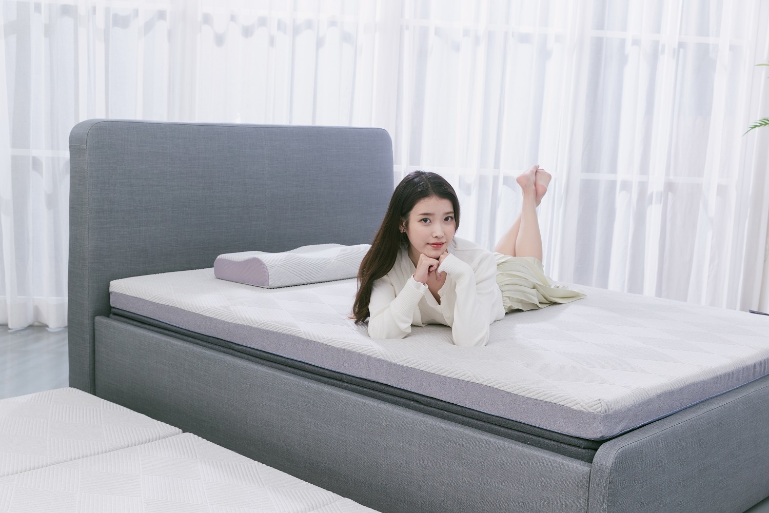 今日份脸足同框(3/1) 图为iu李知恩__财经头条