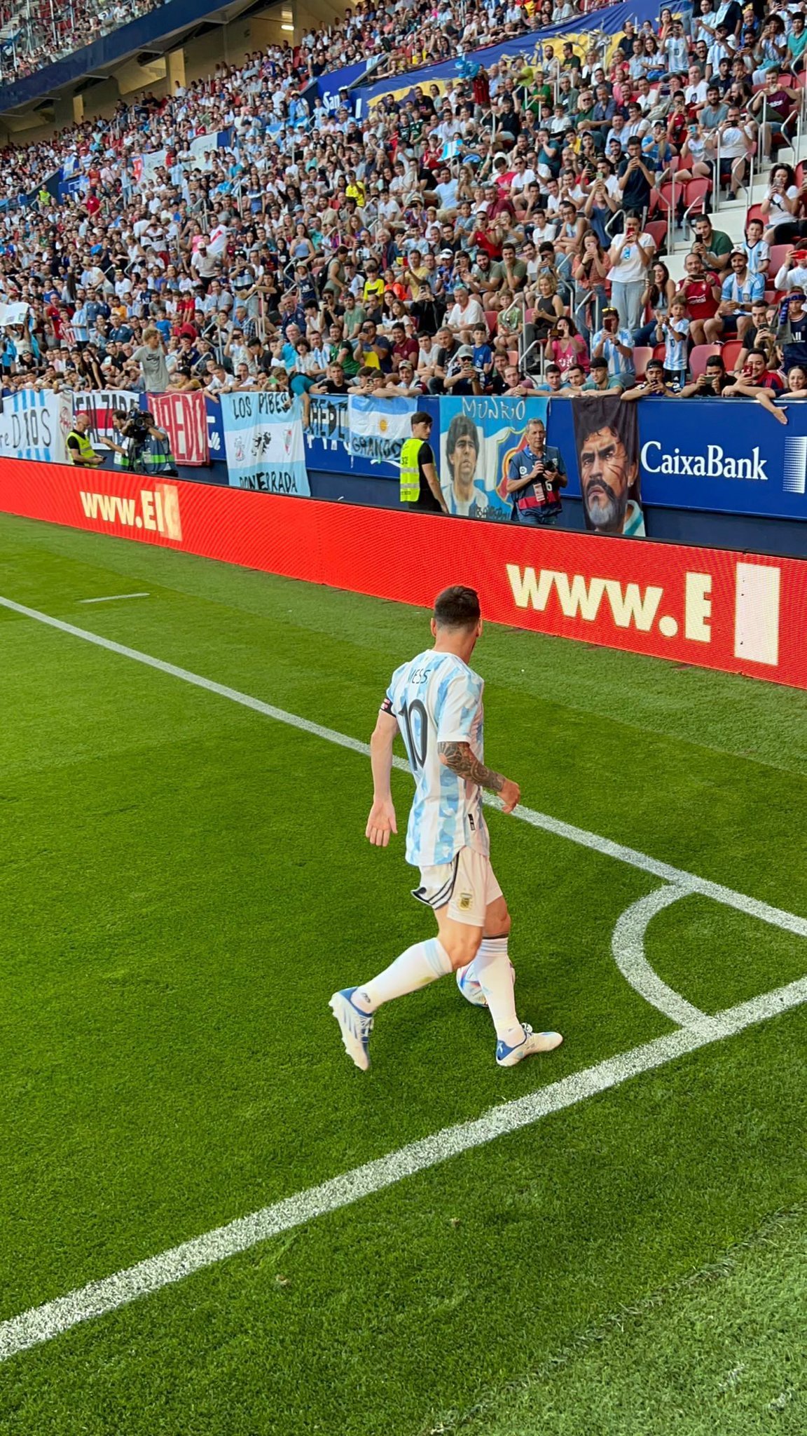 主罚角球的梅西