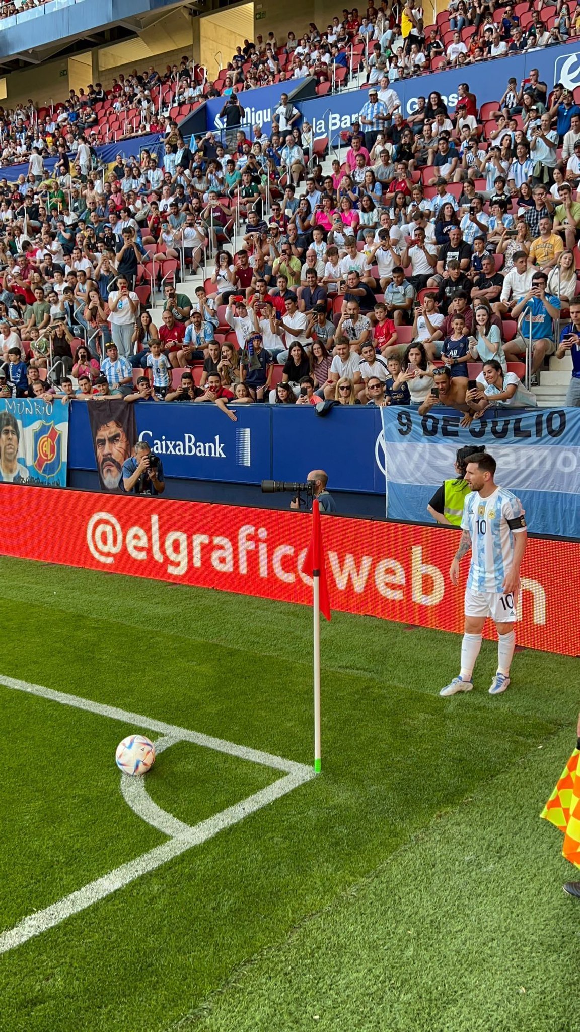 主罚角球的梅西