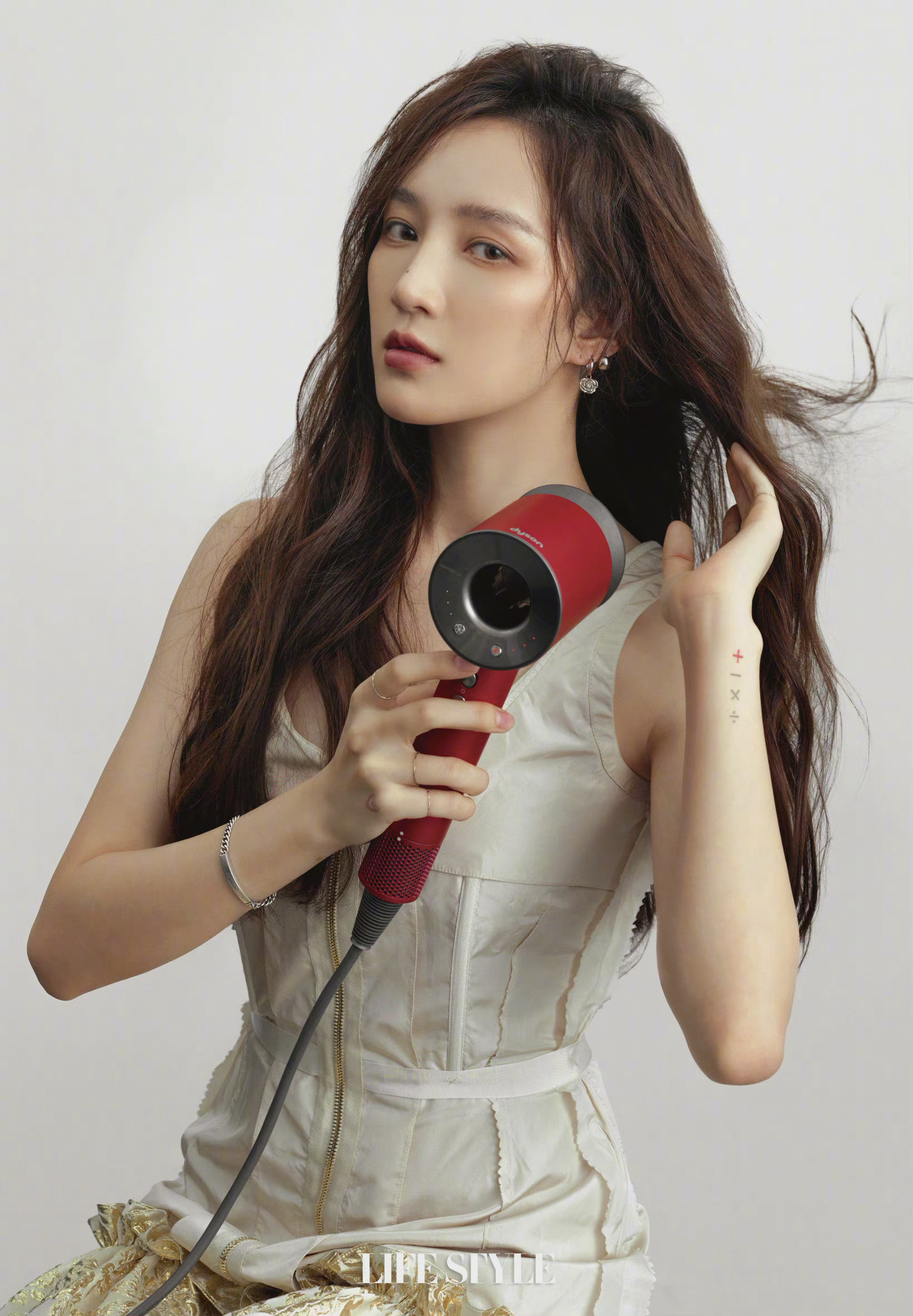 m孟佳j在工作室kc影像空间出的新封面