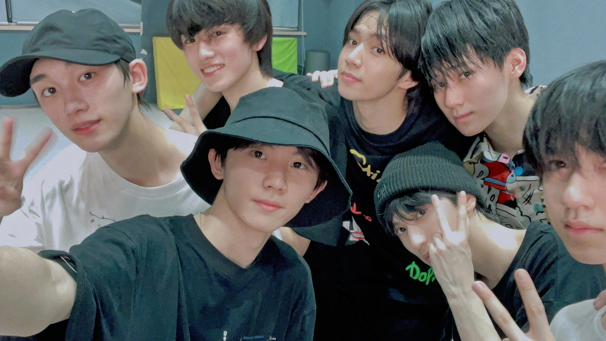 时代少年团训练结束后素颜大合照