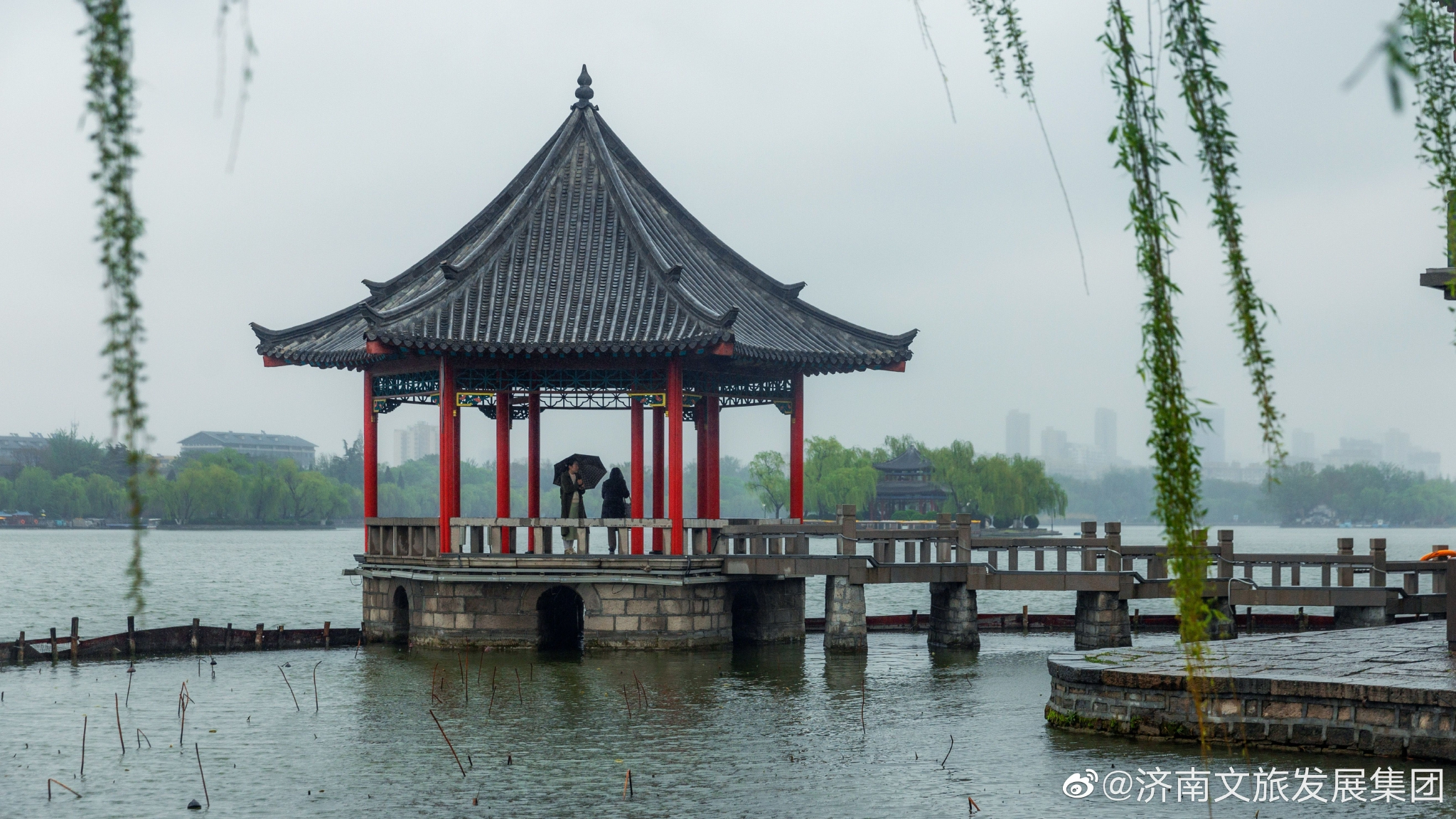 雨中的大明湖畔,更多了几分端庄,湖面上画舫悠悠……_高清图集_新浪网