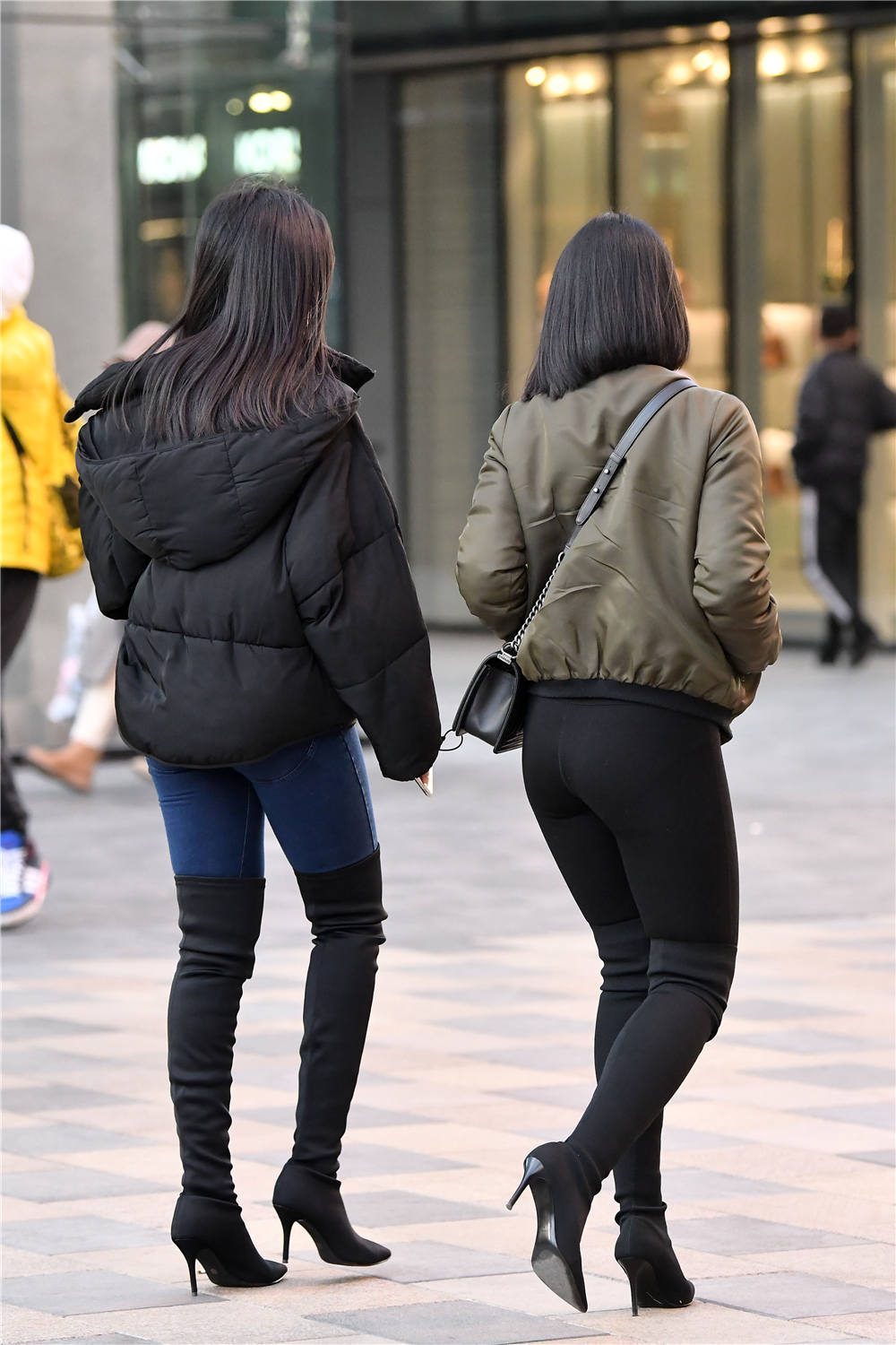 尖头细跟袜靴6厘米的高度搭配紧身裤衬托出微胖身材