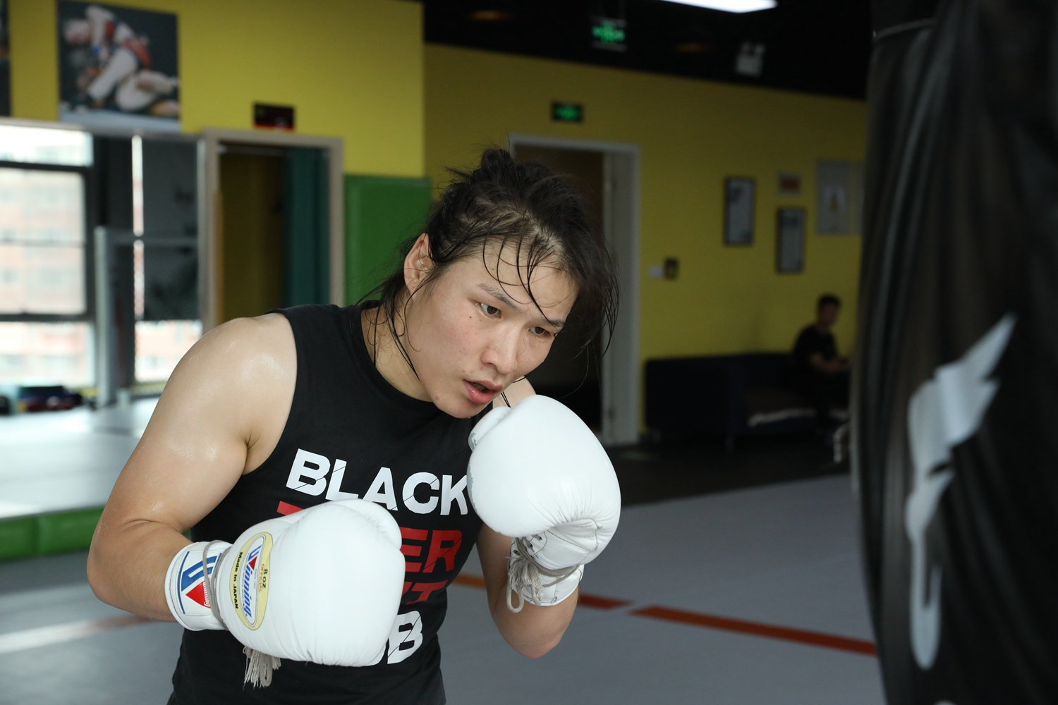 大约为52公斤,而张伟丽此前曾自曝平时的生活体重有60公斤或多一些,这