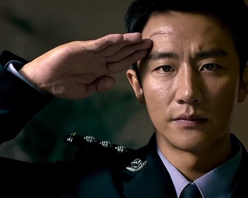 的,而穿上警服的他更是一身正气,让人看着非常的帅气,很有警察的味儿!