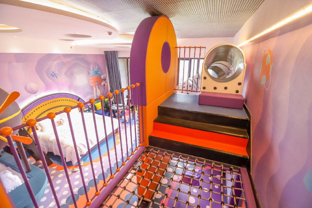 我这次入住的是奇幻梦境主题房,刚进入酒店儿童主题房区域,五彩缤纷的