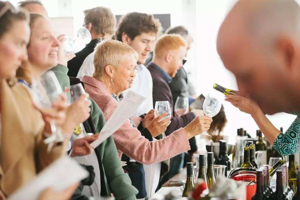 醚类物质和甘油产生了葡萄酒酒泪现象？酒泪是凝结在酒杯上的灵魂休闲区蓝鸢梦想 - Www.slyday.coM