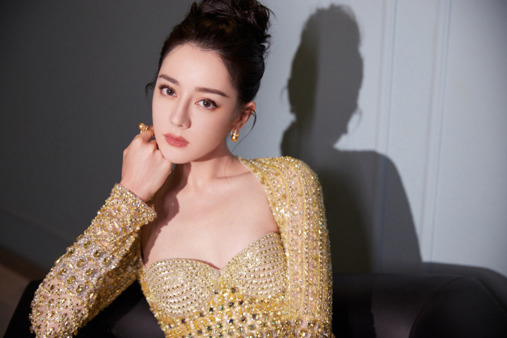 迪丽热巴 一袭金色水晶缀饰礼服,尽显温婉优雅气质