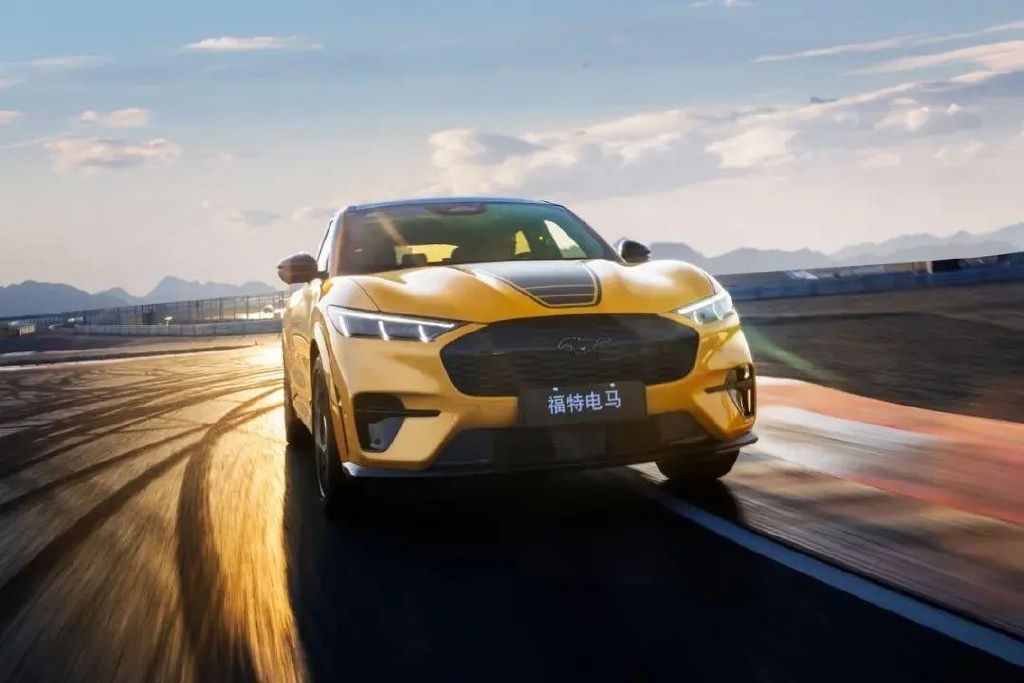 车身侧面,采用了溜背式轿跑suv造型,使车侧显得流畅低趴.