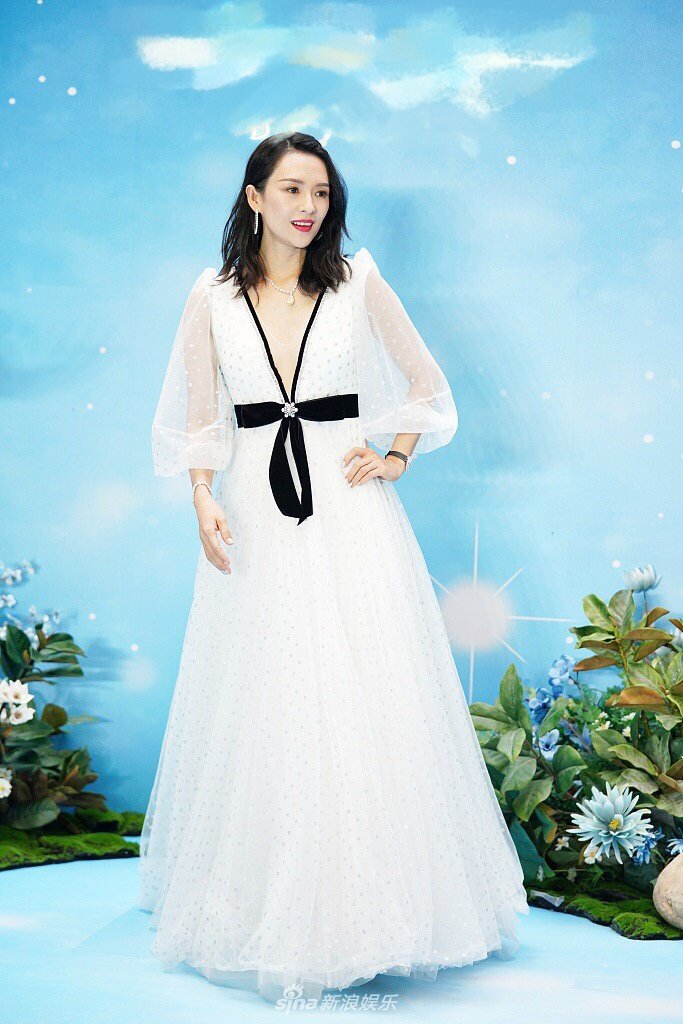 章子怡穿深v亮片白纱裙唯美动人 面露甜笑优雅高贵_高清图集_新浪网