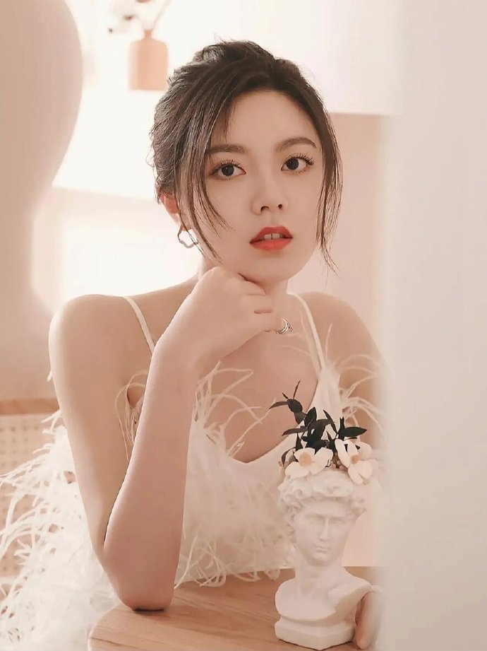 赵今麦 简单扎个丸子头,清爽利落,随性,真的是美到骨子里去了