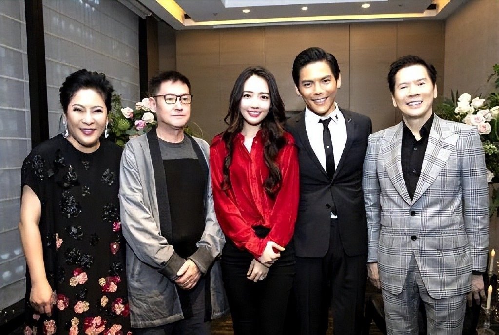 向太和郭碧婷共同庆生,向佐给大小向太送蛋糕,全家福照片曝光