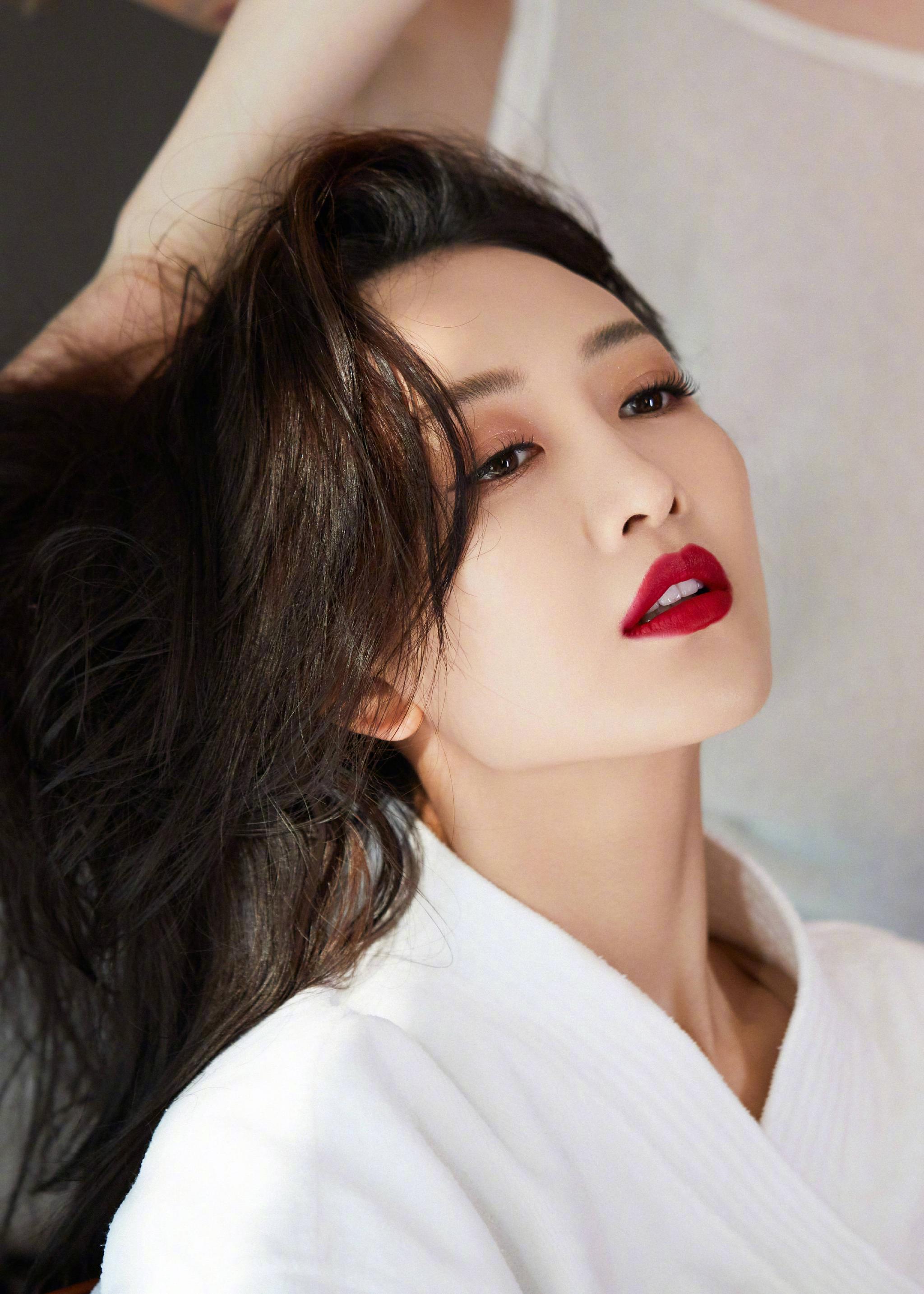 王鸥万万没想到有人连吹头发都能这么美