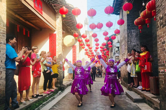 "近日,岑溪牛娘戏《考婿》专场演出在岑溪市糯垌镇绿云村开锣上演.