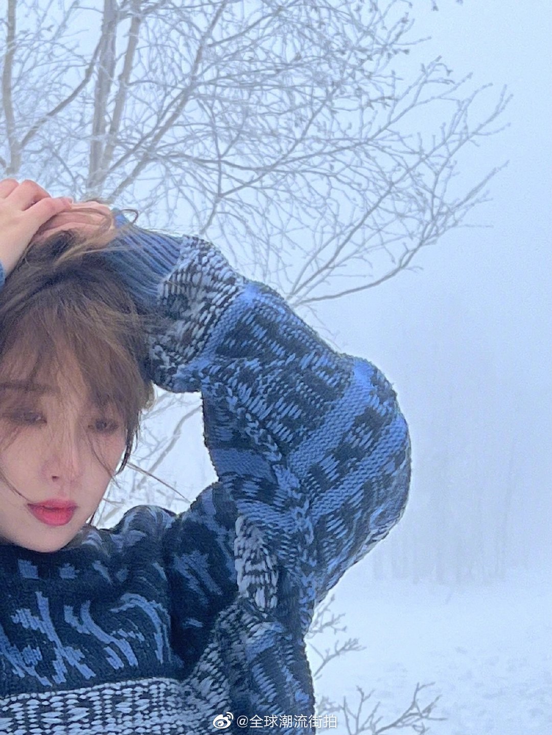 虞书欣私服穿搭更新一则 身穿纪梵希复古海蓝色羊毛提花毛衣