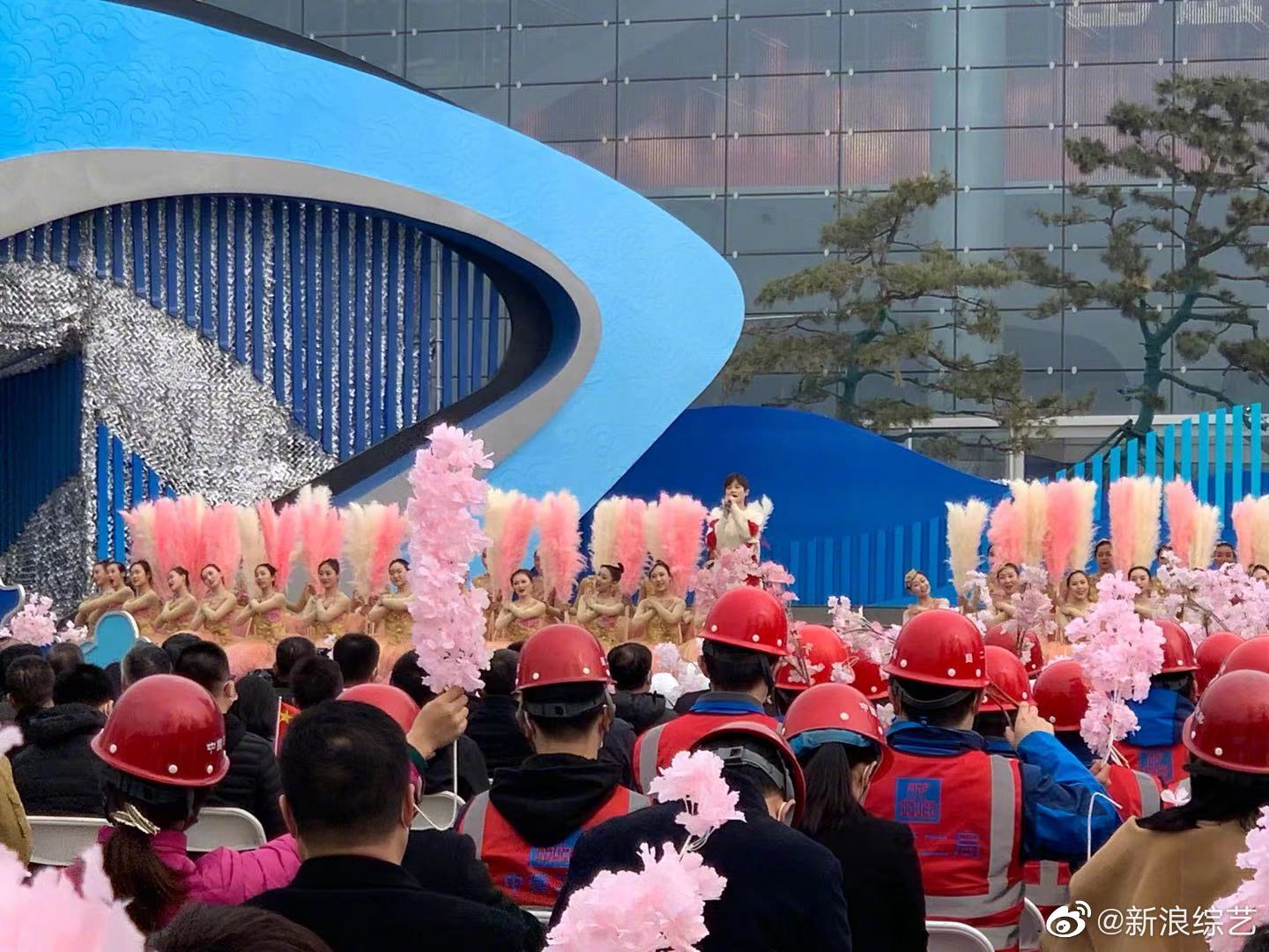 参加雄安"心连心"晚会录制,现场演唱《和你一样》