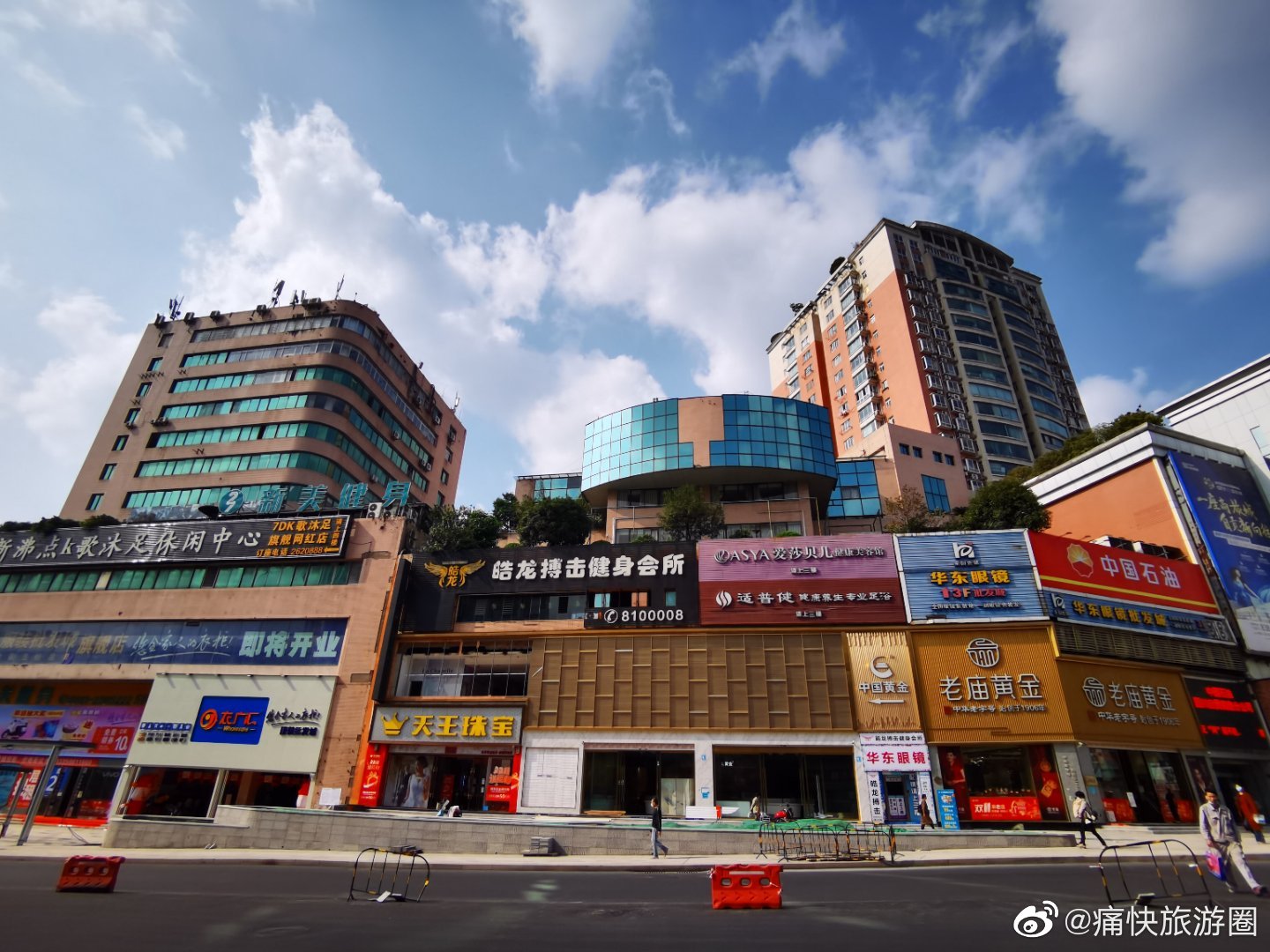 蓝天白云下的自贡五星街_高清图集_新浪网