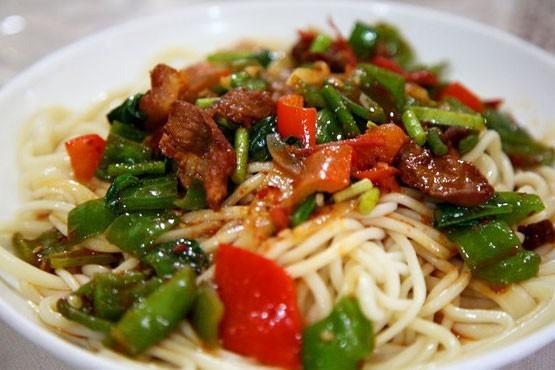 那仁那仁是一种哈萨克族的牧区面食,是将面粉揉成面团后擀成很薄的