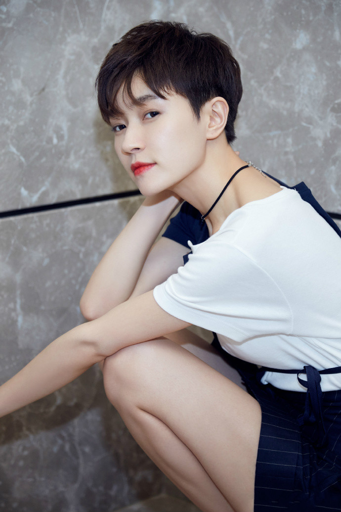 别看焦俊艳短发"叛逆",论起时髦却不含糊,"拼接风"玩得真溜