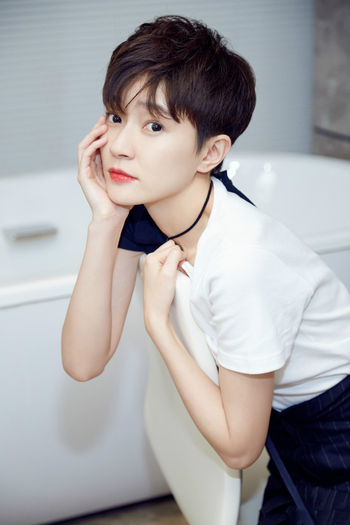 别看焦俊艳短发"叛逆",论起时髦却不含糊,"拼接风"玩得真溜