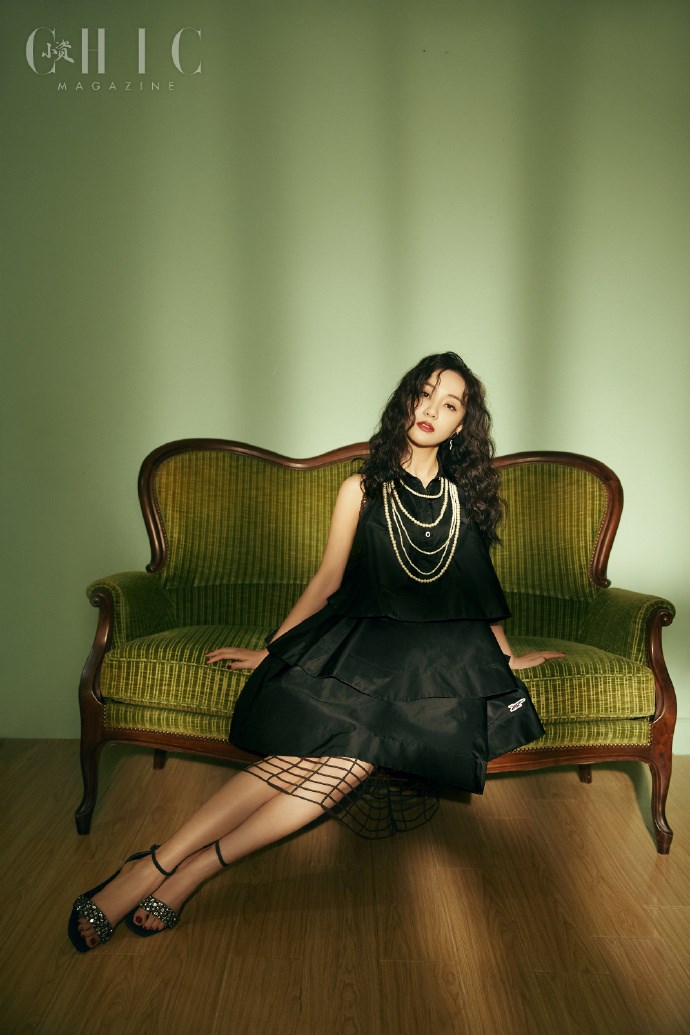 杨蓉最新春日时尚大片复古美艳,小黑裙搭配羊毛卷发,慵懒又贵气