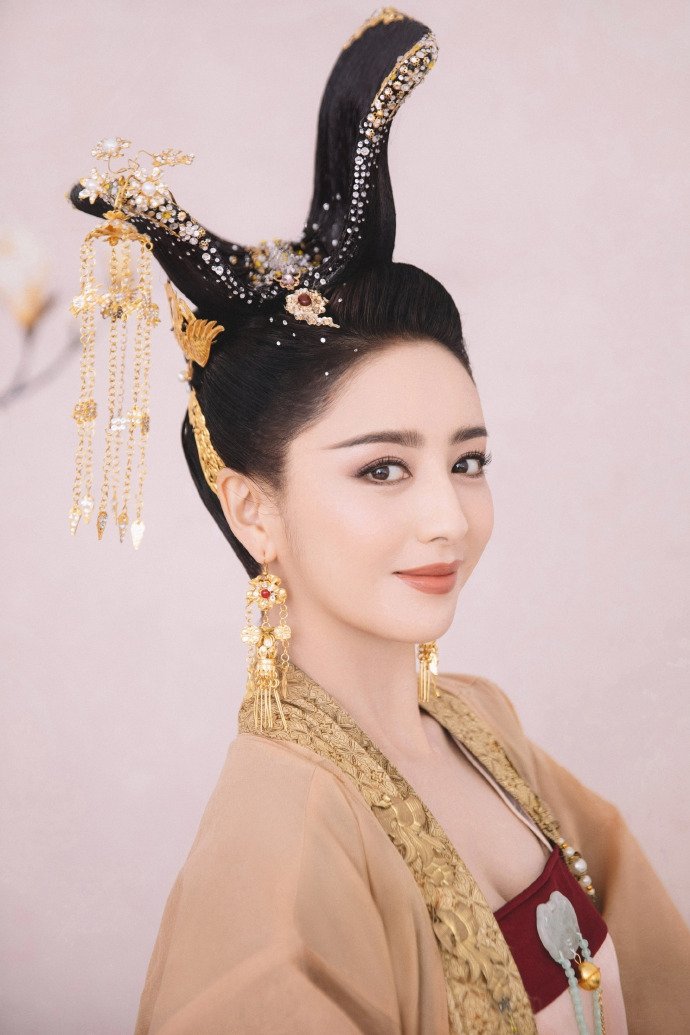 佟丽娅穿金色古装眉目如画 对镜优雅浅笑尽显女神风韵