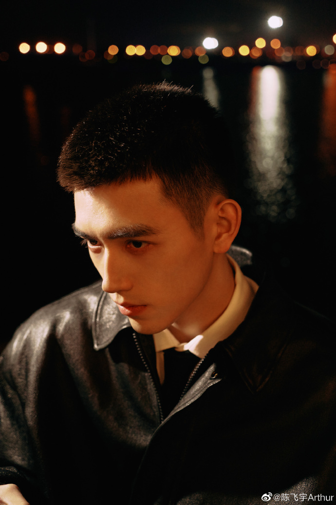 陈飞宇寸头造型 利落又帅气|陈飞宇|寸头|造型_新浪新闻