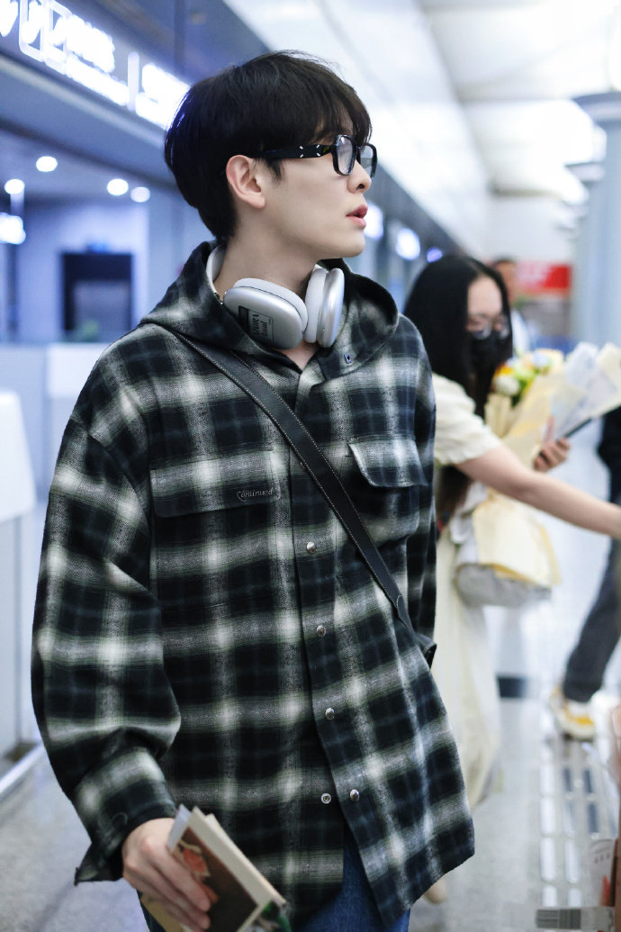 那英昨晚演唱了的尤长靖超话 歌曲《到时见》 唱的非常动容