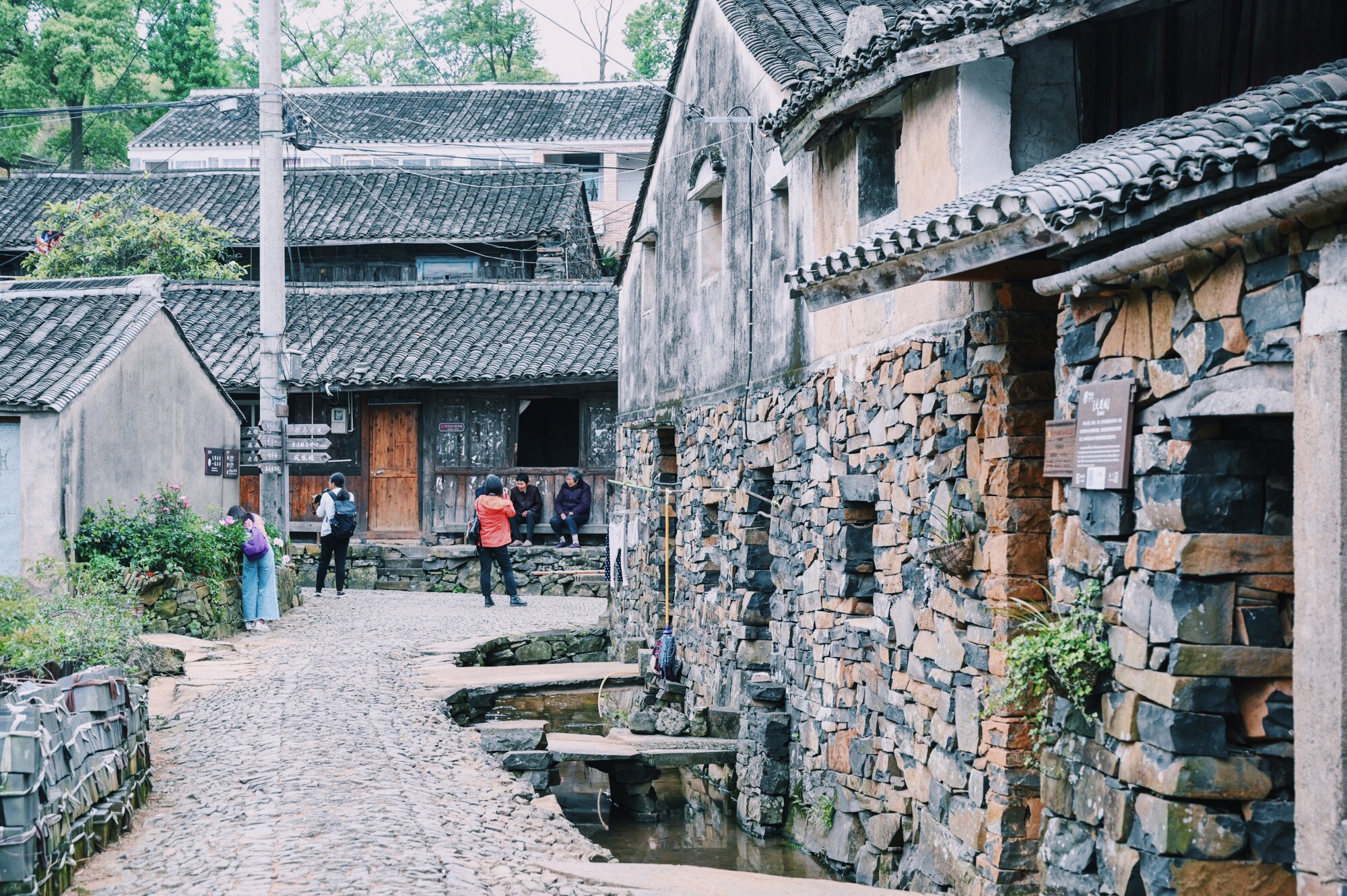 宁波石屋建筑规模大的古村落,距今700多年,人少景美门票免费|浙江