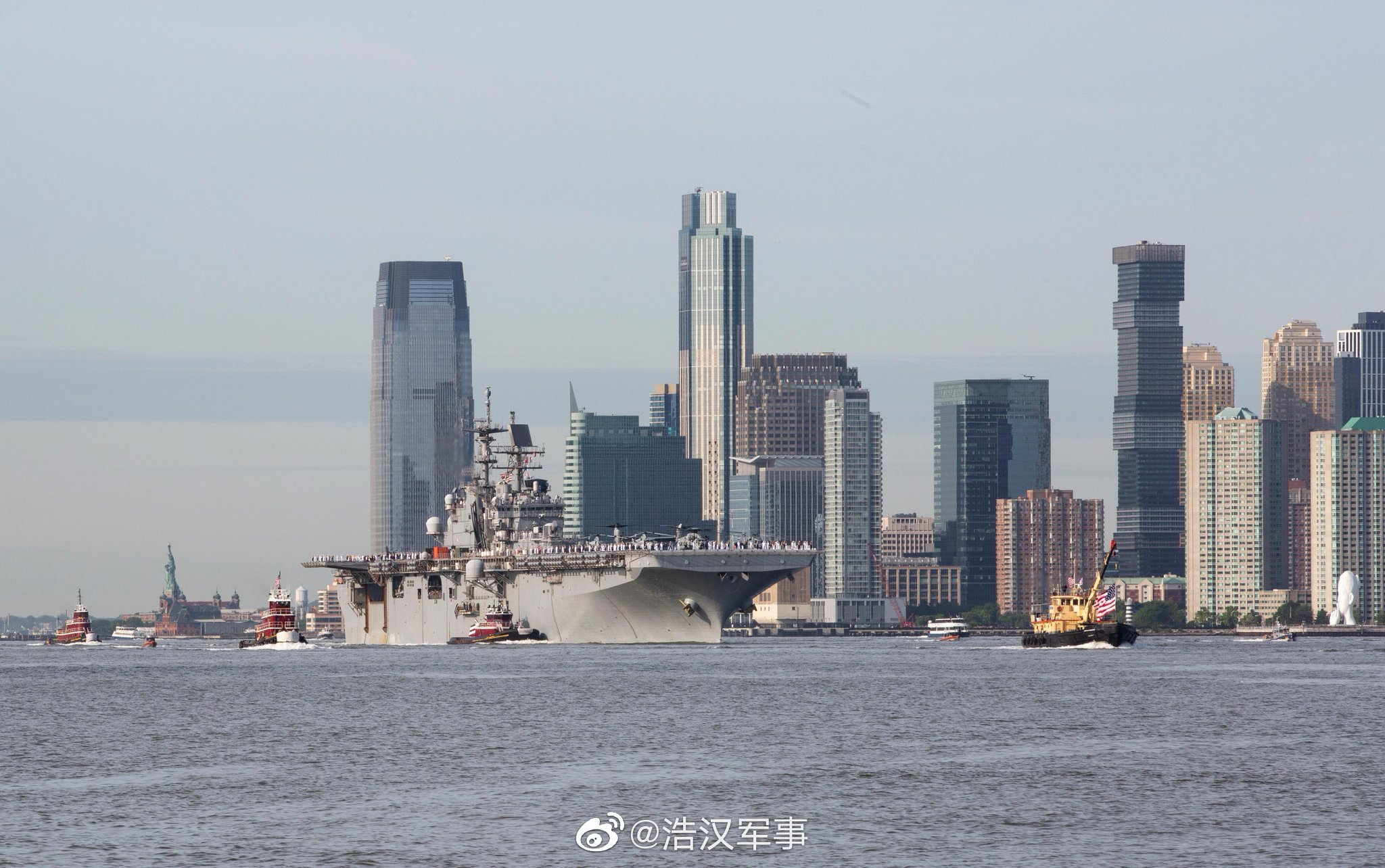 美国海军黄蜂级两栖攻击舰lhd5巴丹号驶入纽约