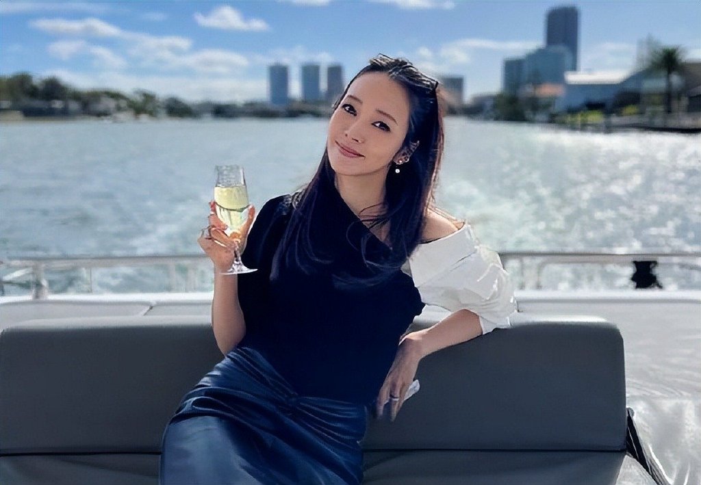 侯佩岑庆祝结婚11周年,晒玫瑰蛋糕和礼物,戴闪亮红钻优雅动人|黄伯俊