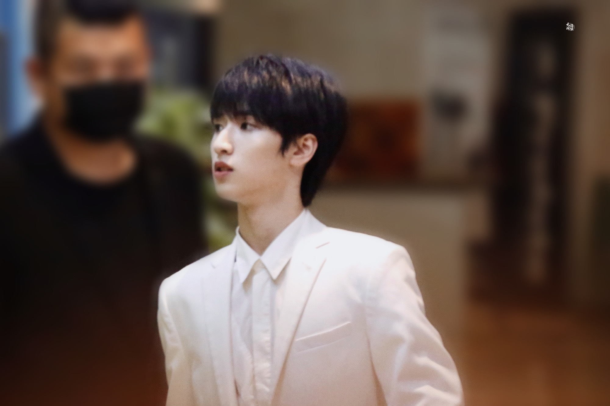 那得有严浩翔了吧!即使手受伤穿着西装也能保持优雅,自带高级感