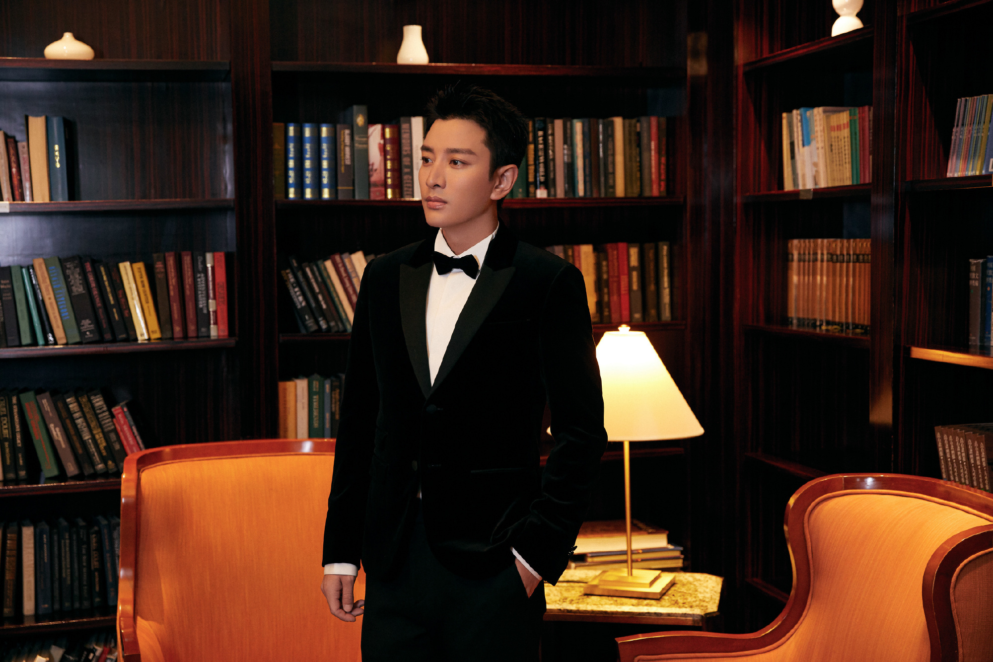 贾乃亮穿起西装在镜头前的帅气也是令人抵挡不住