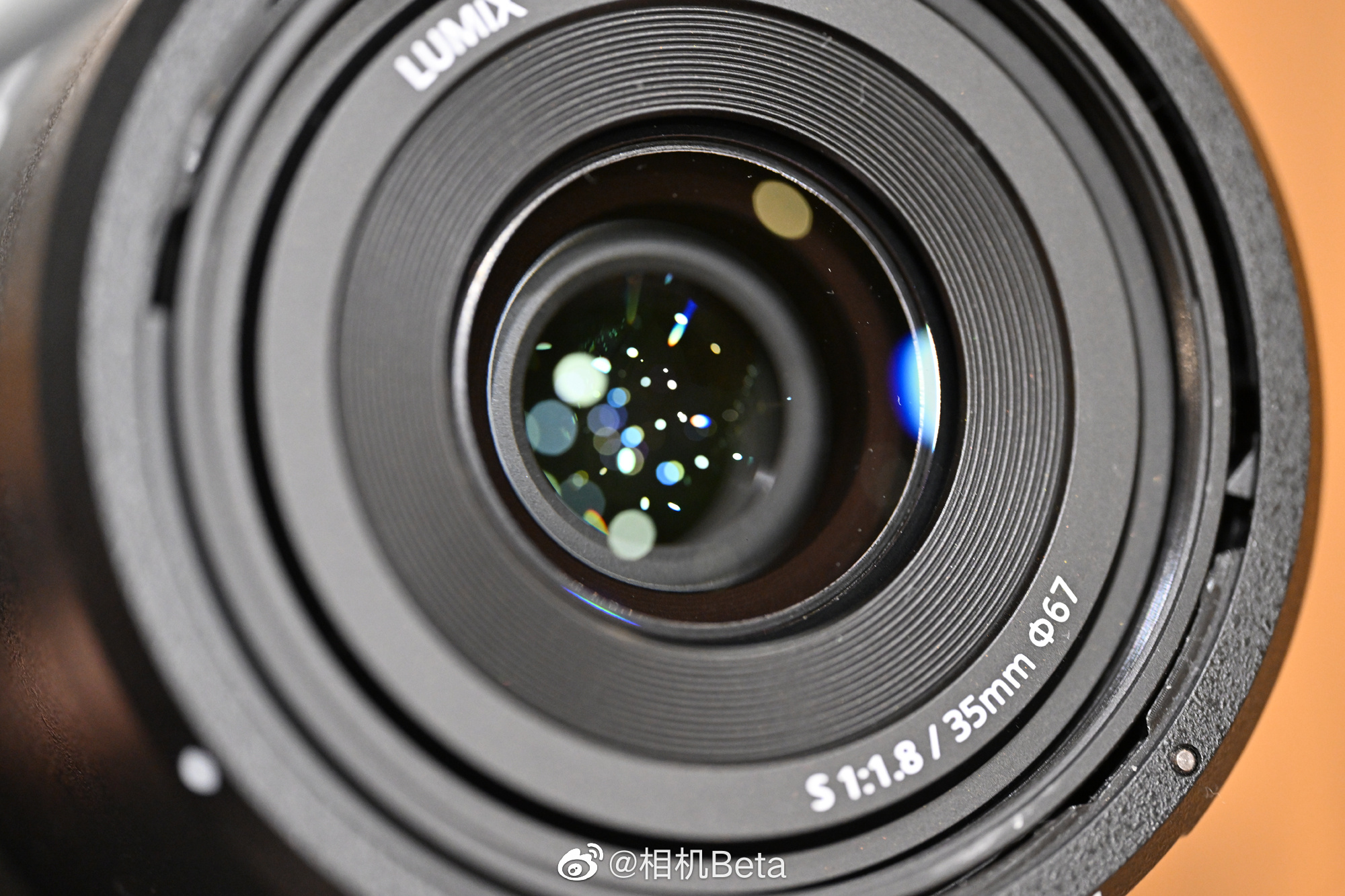 松下lumix s 35mm f1.8镜头实物上手图