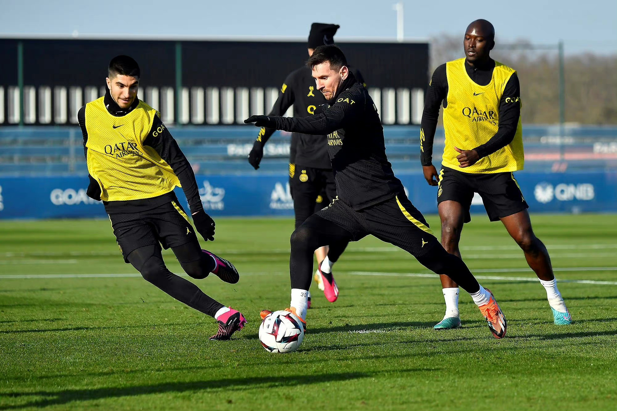 梅西训练图回归训练场的足球先生和阳光一样明媚